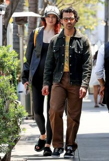 Sophie Turner feet photo thumbnail
