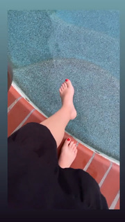 Angela Kinsey feet photo thumbnail