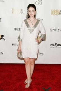 Michelle Trachtenberg feet photo thumbnail