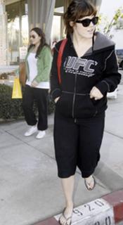 Mandy Moore feet photo thumbnail