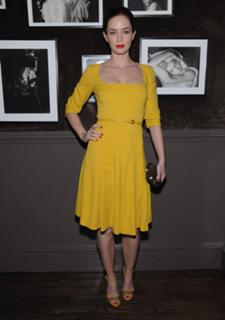 Emily Blunt feet photo thumbnail