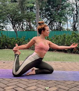 Larissa Manoela feet photo thumbnail