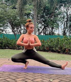 Larissa Manoela feet photo thumbnail