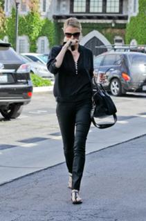 Charlize Theron feet photo thumbnail