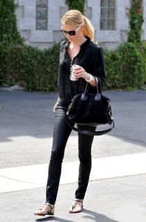 Charlize Theron feet photo thumbnail