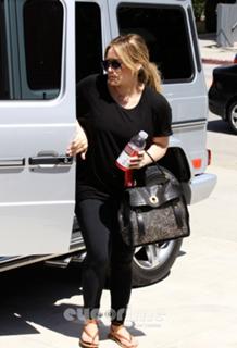 Hilary Duff feet photo thumbnail