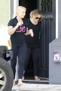 Hilary Duff feet photo thumbnail
