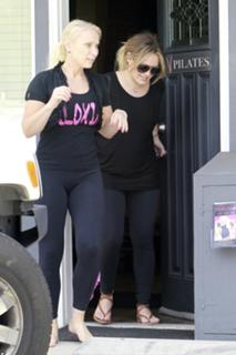 Hilary Duff feet photo thumbnail