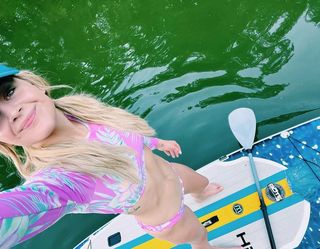 Kelsea Ballerini feet photo thumbnail