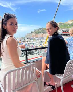 Zoey Deutch feet photo thumbnail