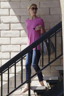 Katherine Heigl feet photo thumbnail