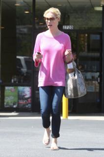 Katherine Heigl feet photo thumbnail
