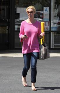 Katherine Heigl feet photo thumbnail