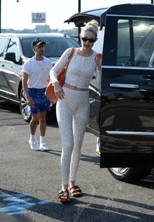 Gigi Hadid feet photo thumbnail