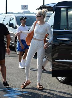 Gigi Hadid feet photo thumbnail