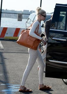 Gigi Hadid feet photo thumbnail