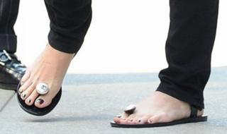Katy Perry feet photo thumbnail
