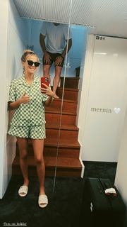 Zoey Deutch feet photo thumbnail