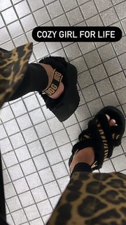 Vanessa Hudgens feet photo thumbnail