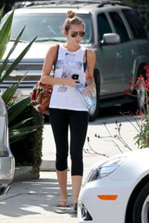 Miley Cyrus feet photo thumbnail