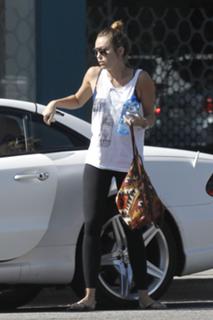 Miley Cyrus feet photo thumbnail