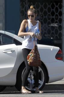 Miley Cyrus feet photo thumbnail