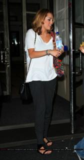 Miley Cyrus feet photo thumbnail
