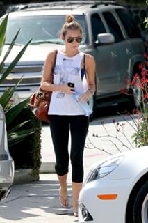 Miley Cyrus feet photo thumbnail