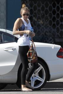 Miley Cyrus feet photo thumbnail