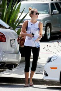 Miley Cyrus feet photo thumbnail