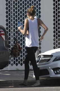 Miley Cyrus feet photo thumbnail