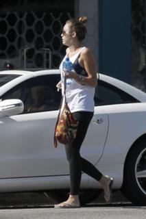 Miley Cyrus feet photo thumbnail