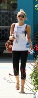 Miley Cyrus feet photo thumbnail