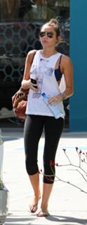Miley Cyrus feet photo thumbnail