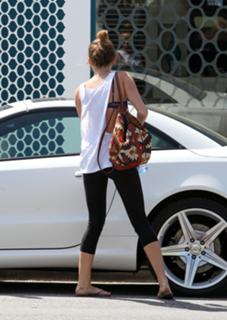 Miley Cyrus feet photo thumbnail