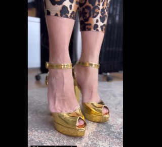 Adriane Galisteu feet photo thumbnail