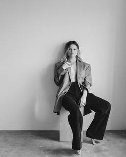 Olivia Holt feet photo thumbnail
