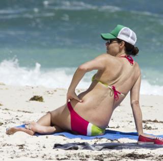 Minnie Driver feet photo thumbnail