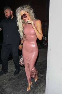 Khloé Kardashian feet photo thumbnail