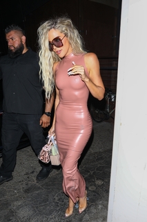 Khloé Kardashian feet photo thumbnail