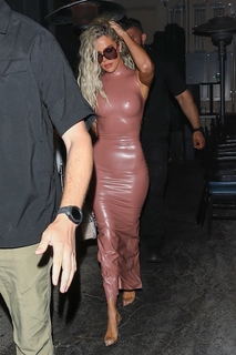 Khloé Kardashian feet photo thumbnail