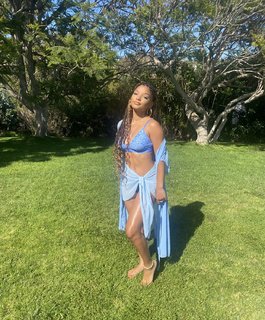Halle Bailey feet photo thumbnail