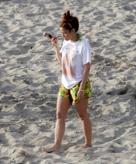 Shakira feet photo thumbnail