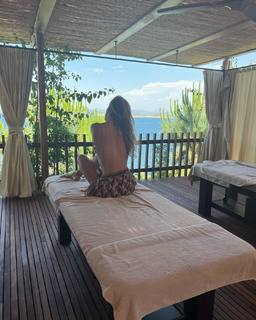 Seyma Subasi feet photo thumbnail