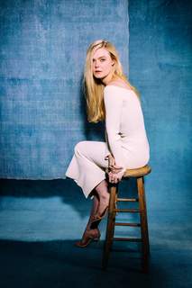 Elle Fanning feet photo thumbnail