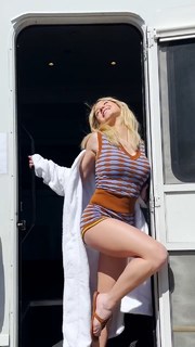 Sydney Sweeney feet photo thumbnail