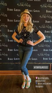 Debbie Gibson feet photo thumbnail