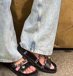 Nicole Neumann feet photo thumbnail