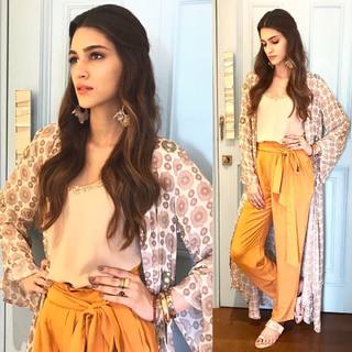 Kriti Sanon feet photo thumbnail