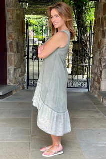 Lisa Robertson feet photo thumbnail